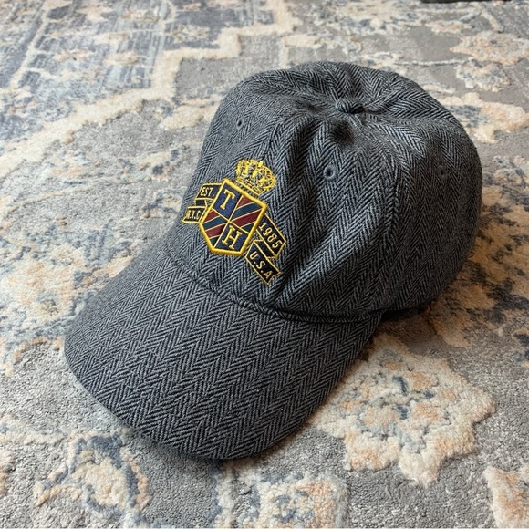 Tommy Hilfiger Gray Herringbone Cap with Crest - Picture 1 of 3